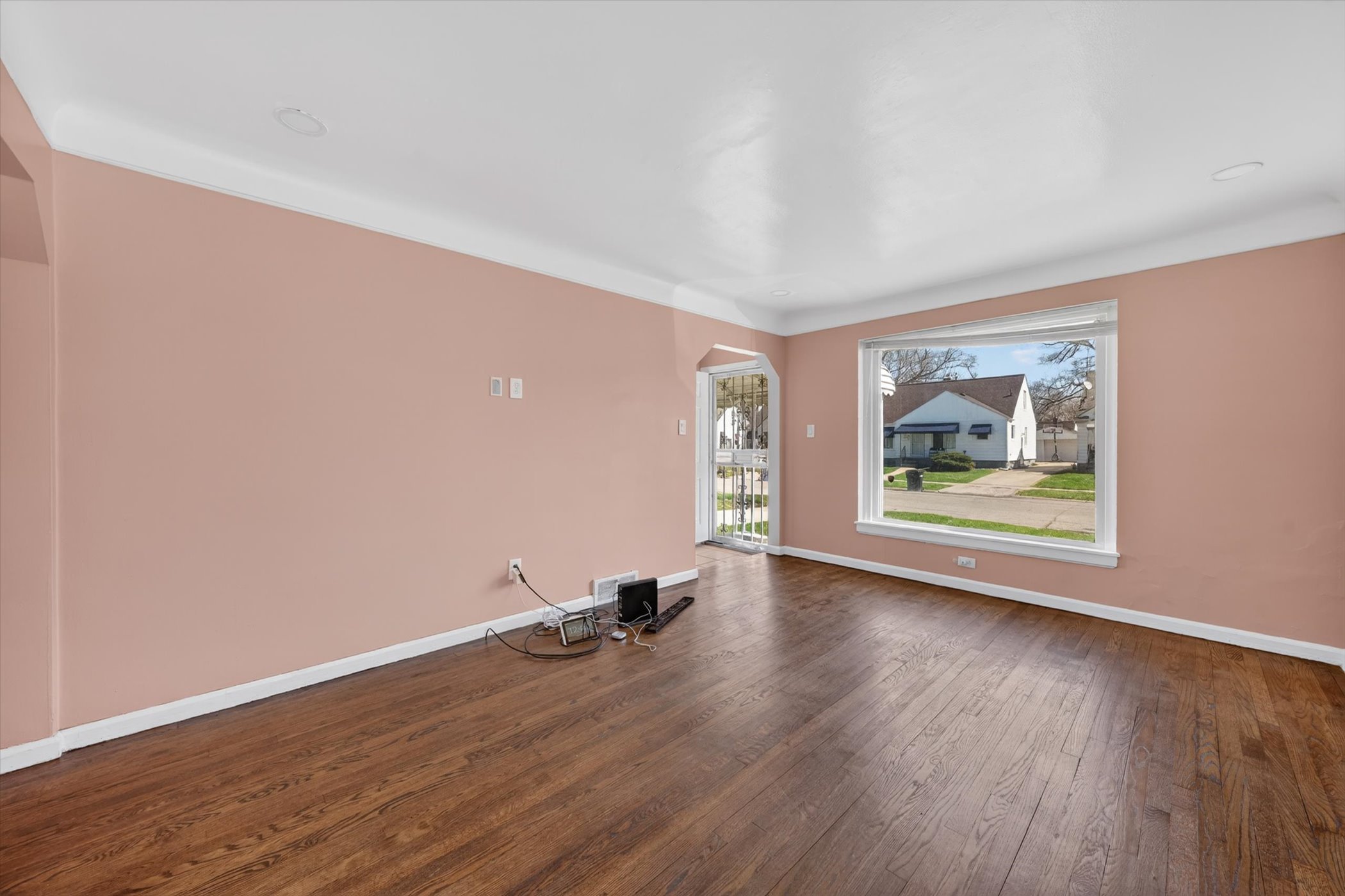 10-9077-Fielding-St-Detroit-Windowstill