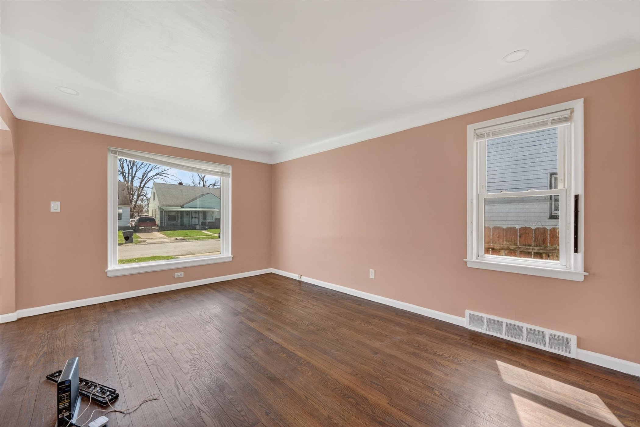 11-9077-Fielding-St-Detroit-Windowstill