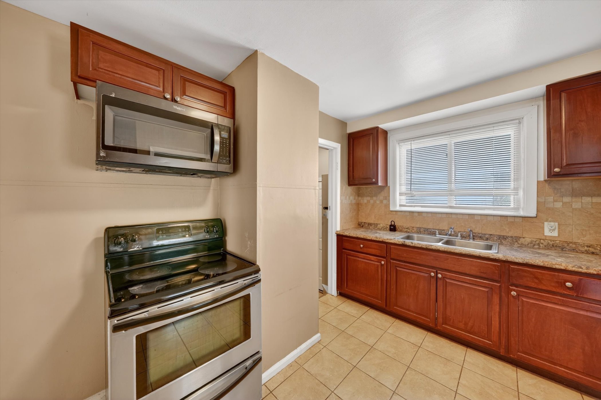 13-9077-Fielding-St-Detroit-Windowstill