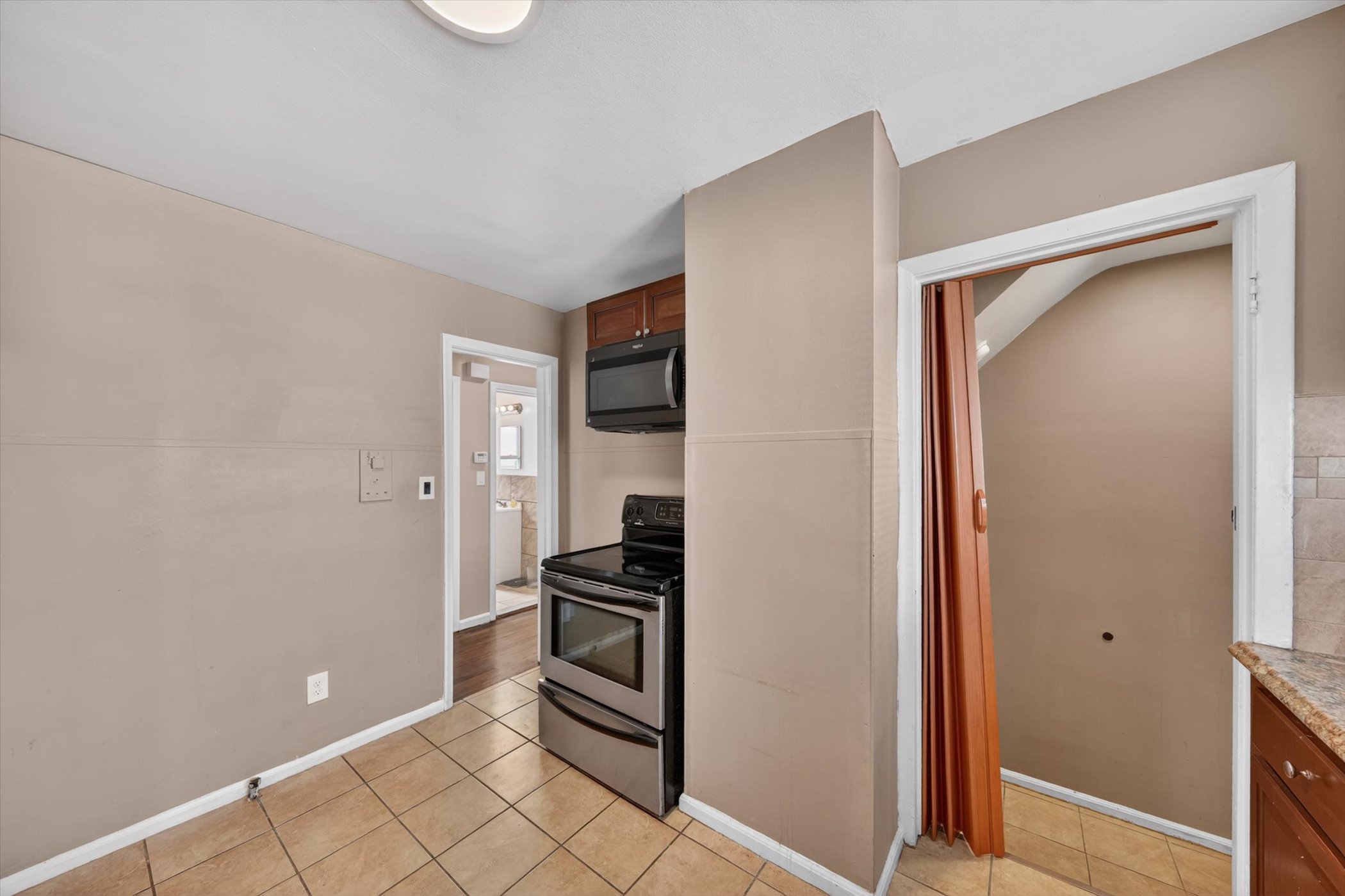 14-9077-Fielding-St-Detroit-Windowstill