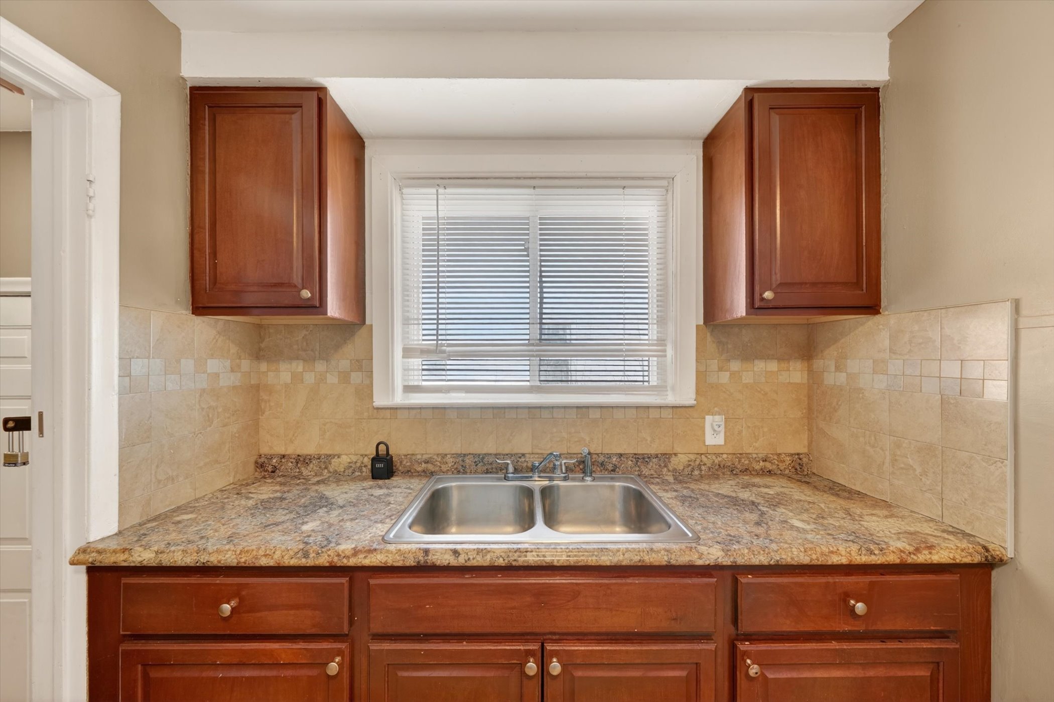 16-9077-Fielding-St-Detroit-Windowstill