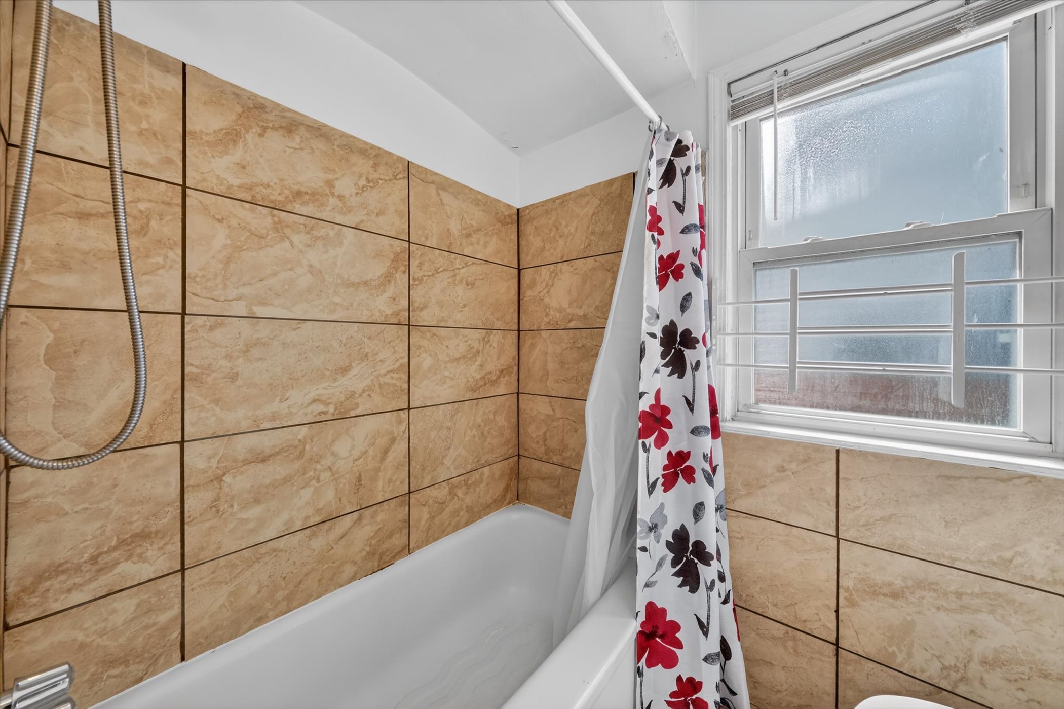 25-9077-Fielding-St-Detroit-Windowstill