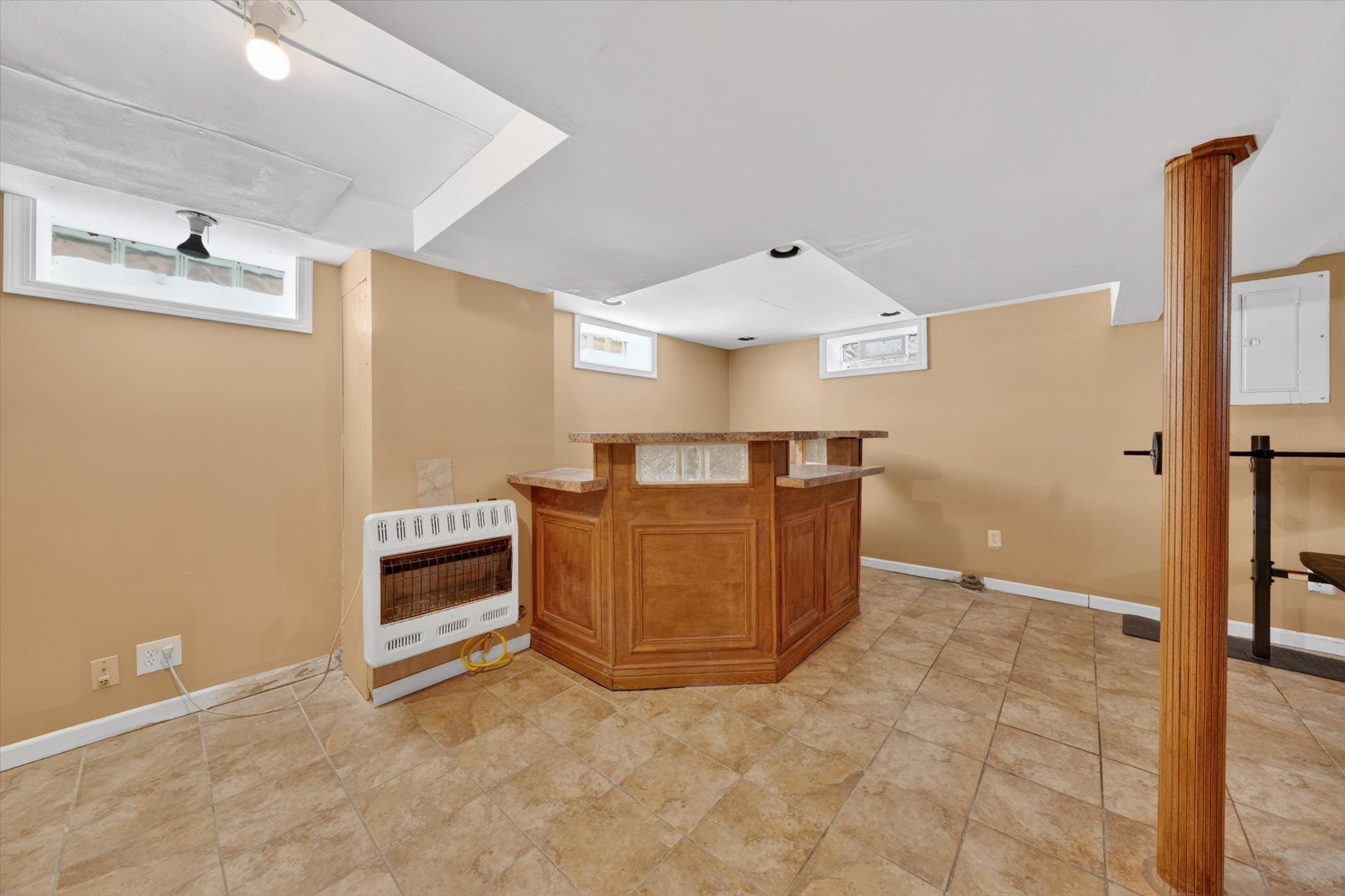 33-9077-Fielding-St-Detroit-Windowstill