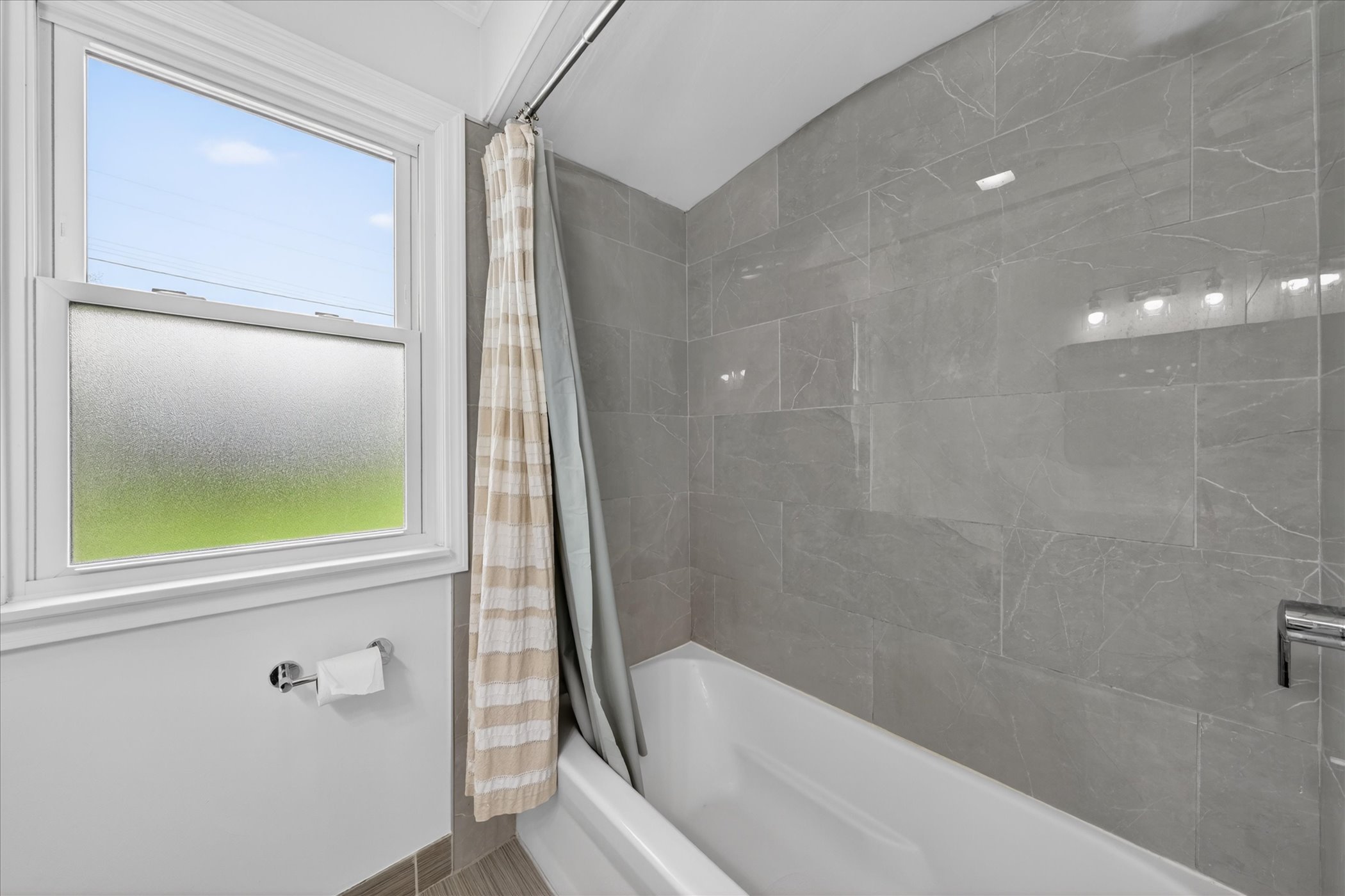 17-9919-Brookfield-St-Livonia-MI-48150-WindowStill