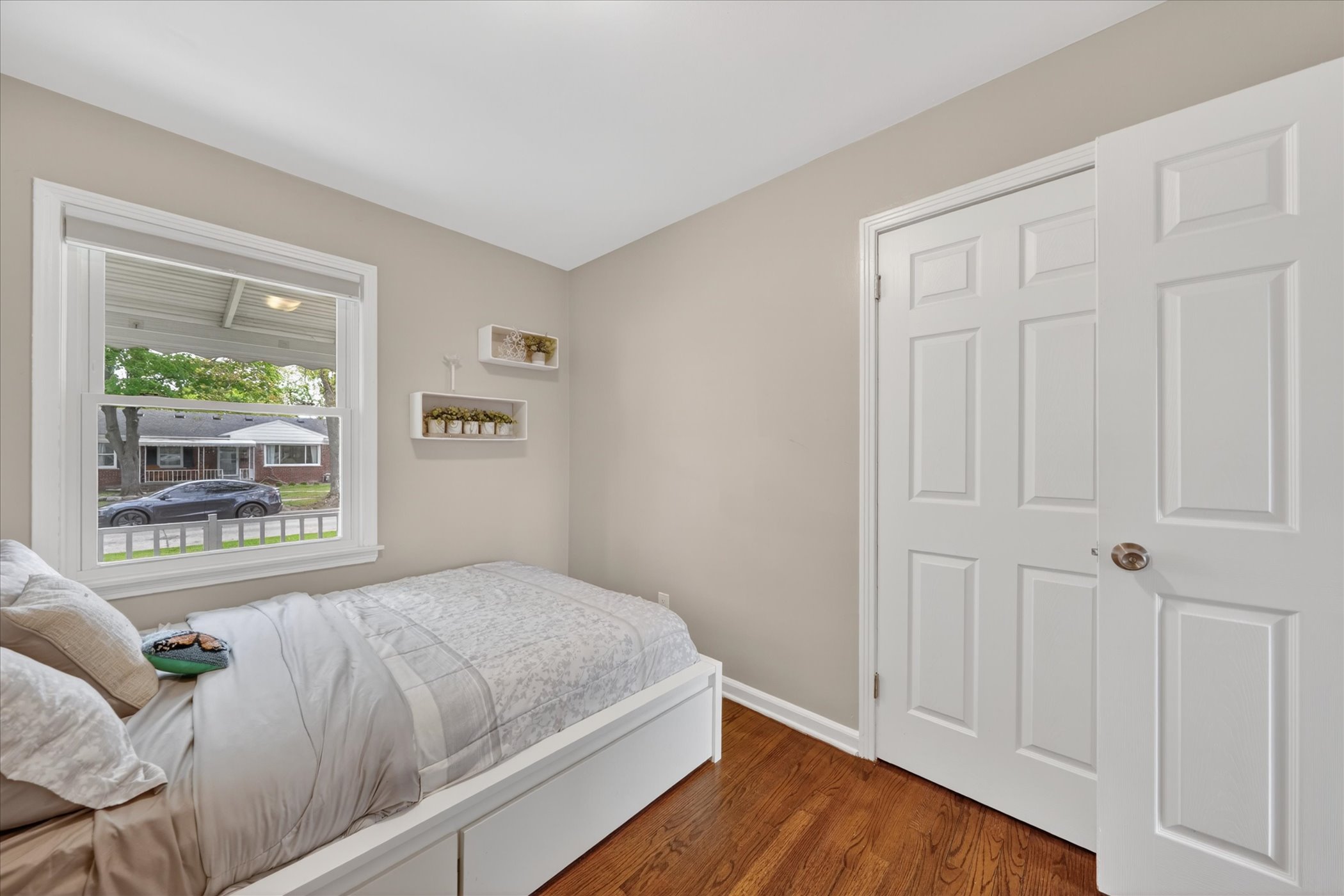 20-9919-Brookfield-St-Livonia-MI-48150-WindowStill