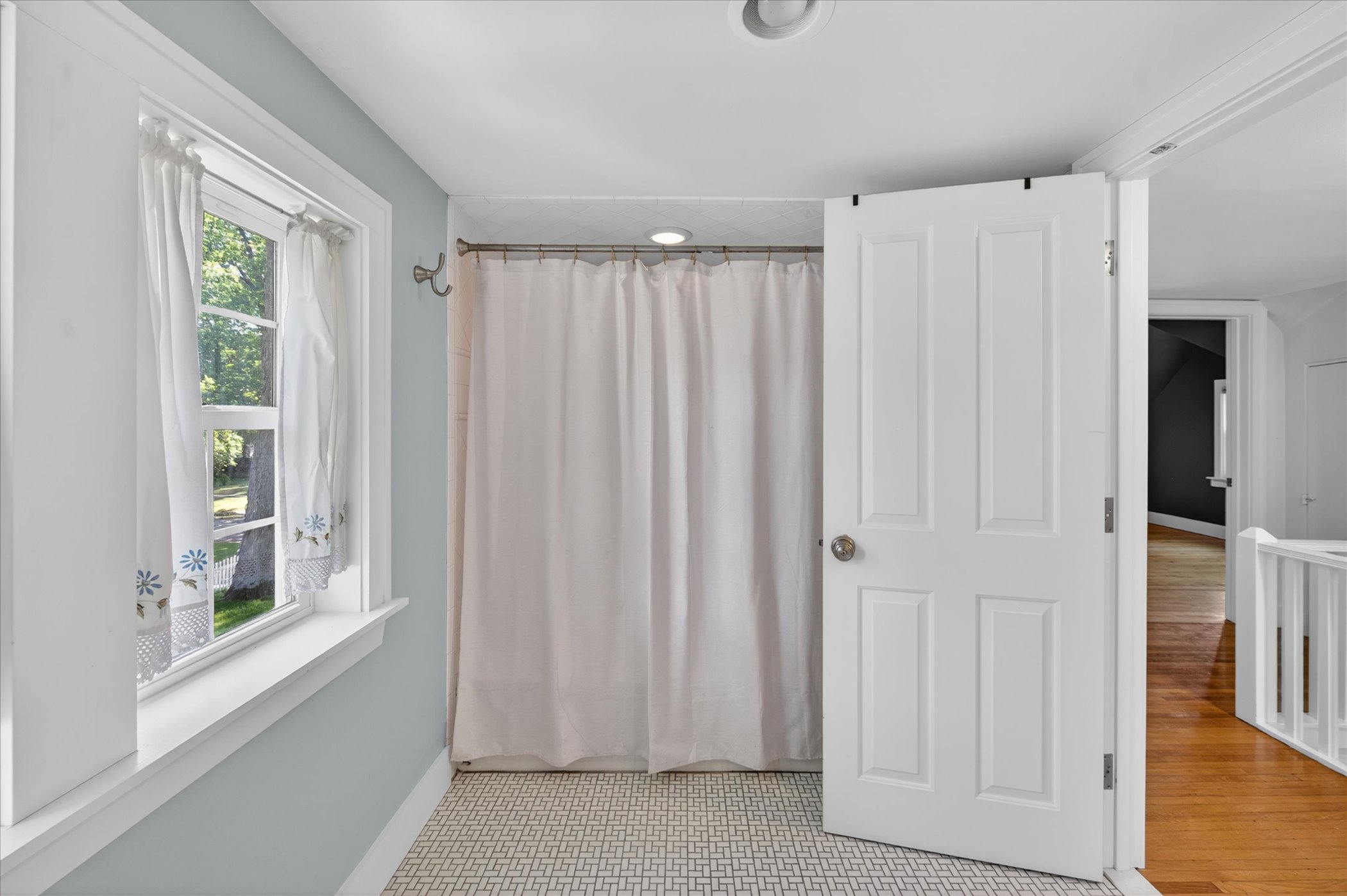 26-307-N-Connecticut-Ave-WindowStill