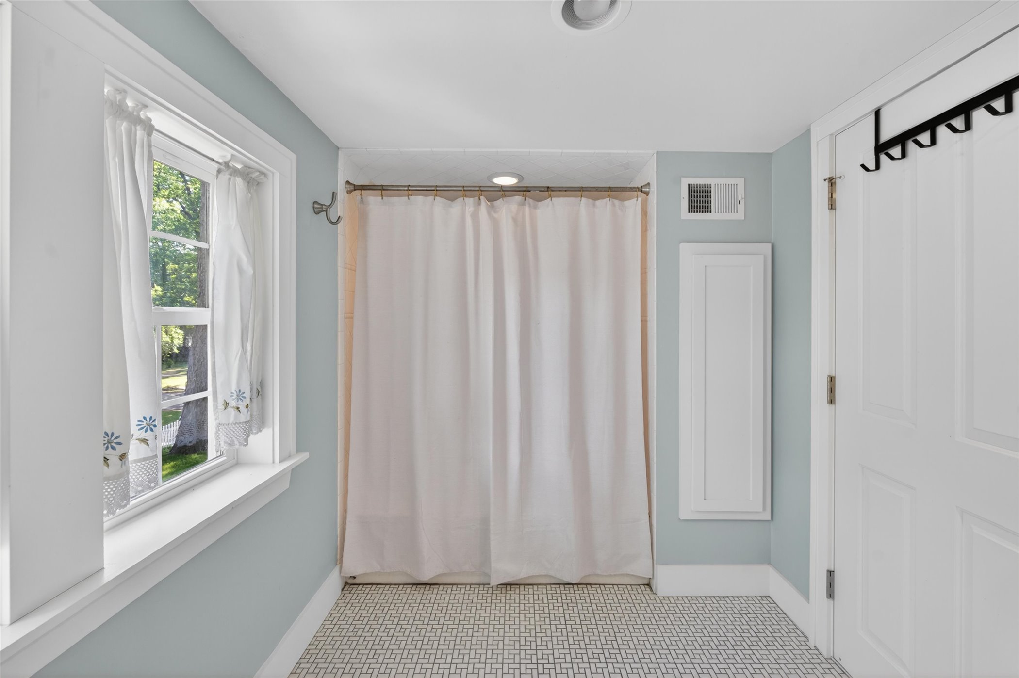 29-307-N-Connecticut-Ave-WindowStill