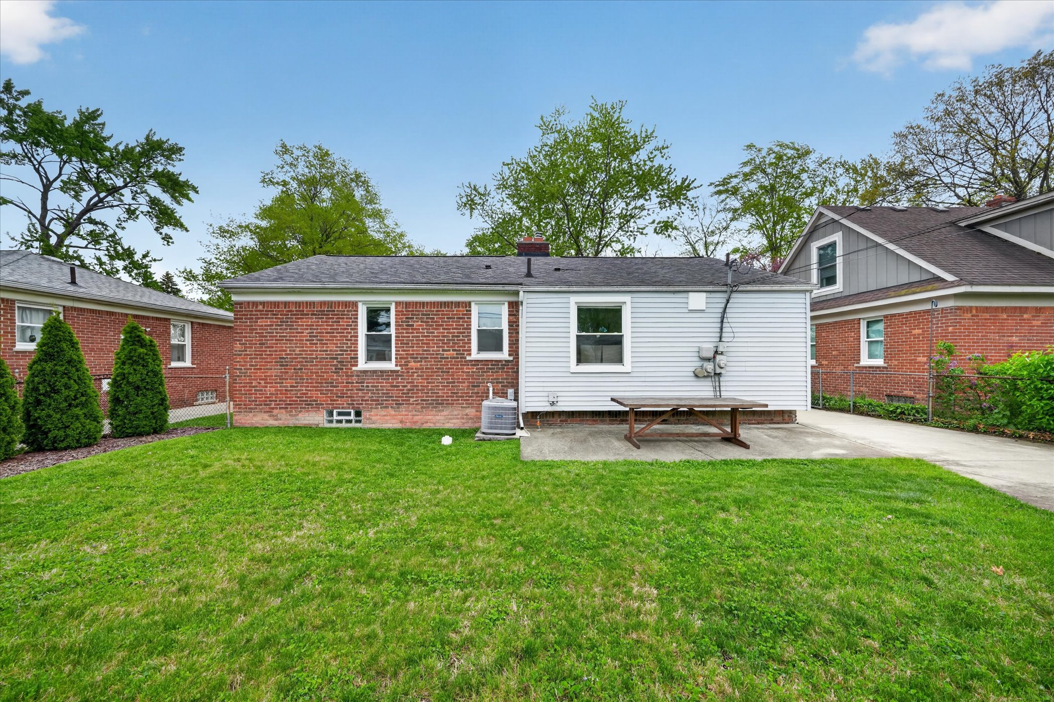 36-9919-Brookfield-St-Livonia-MI-48150-WindowStill